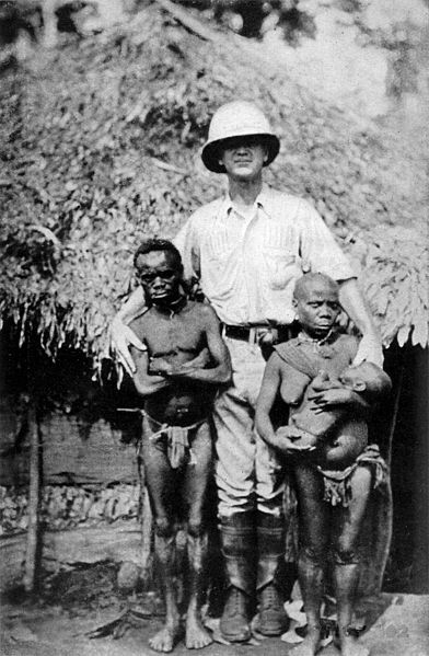 Pigmeos junto al Prof. K. G. Murphy. Algunos pigmeos eran exhibidos en zoológicos humanos, como Ota Benga en el Zoológico de Bronx, en Nueva York.