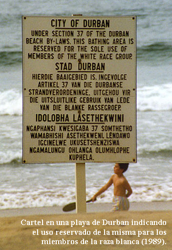 Cartel en una playa de Durban indicando el uso reservado de la misma para los miembros de la raza blanca (1989).