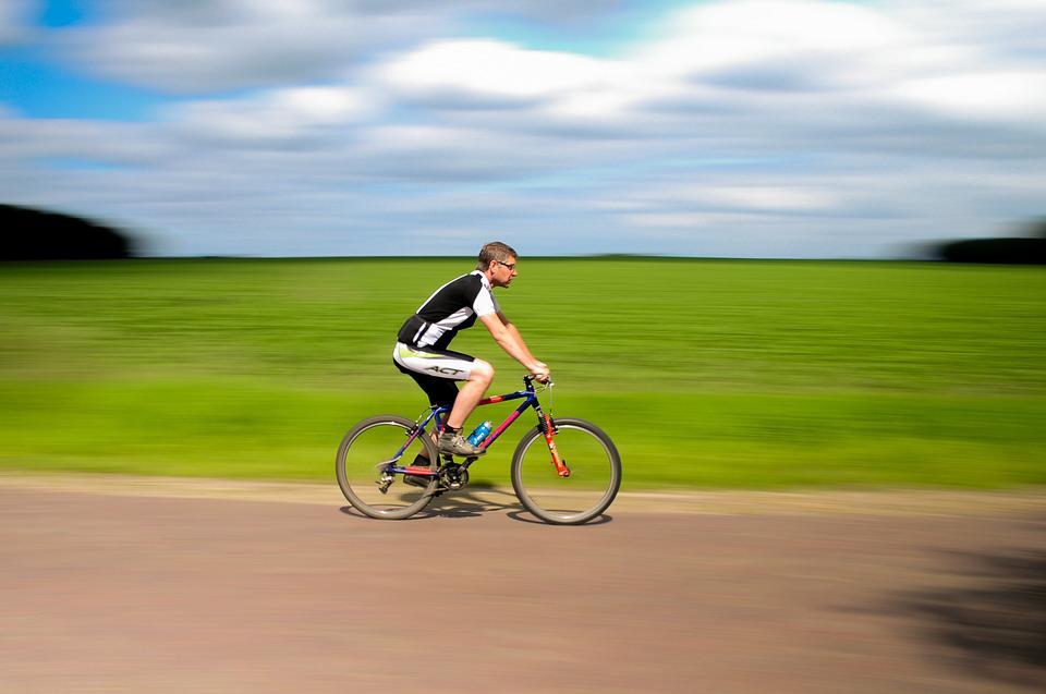 Hombre andando en bicicleta