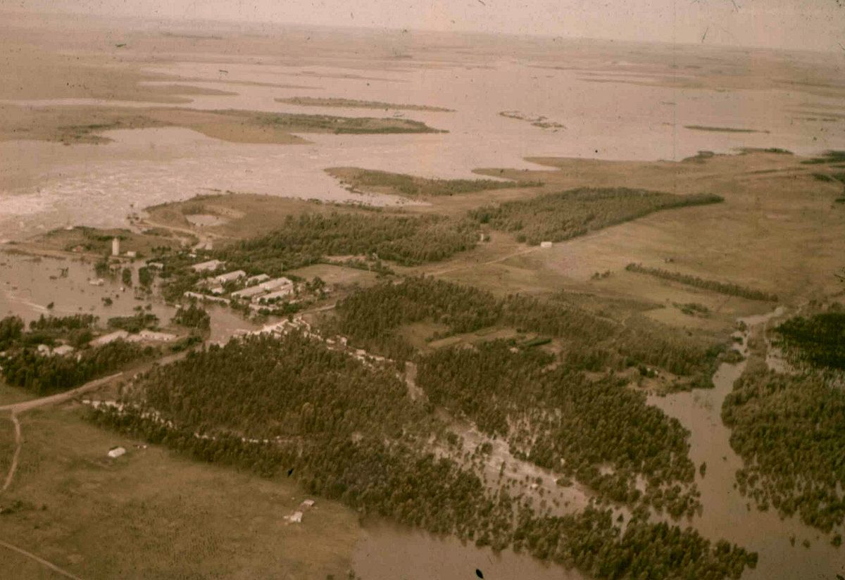 Vista Aguas Abajo de la Represa Rincón del Bonete durante la creciente del Río Negro en 1959