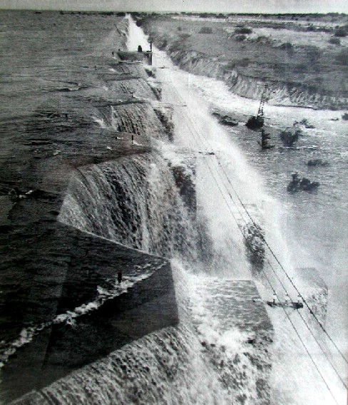 Creciente en Rincón del Bonete en 1959. Vista del Dique desde su margen Izquierda