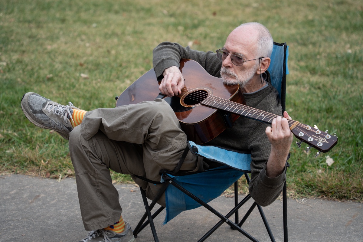 Veterano tocando la guitarra