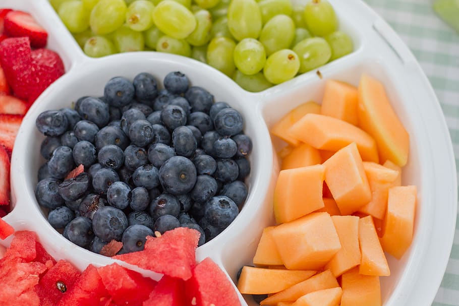 plato de ensalada de frutas