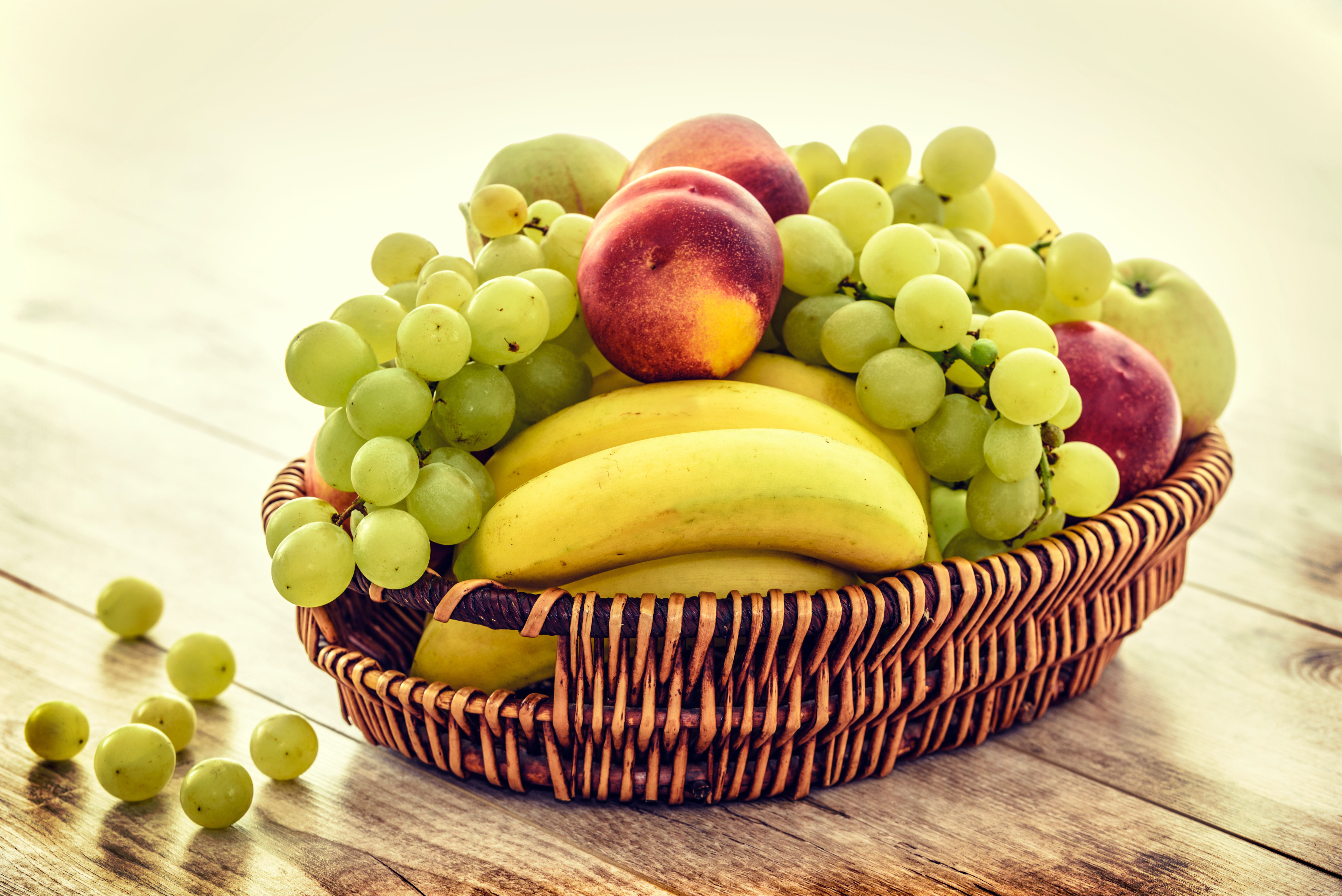 Cesta con frutas y verduras