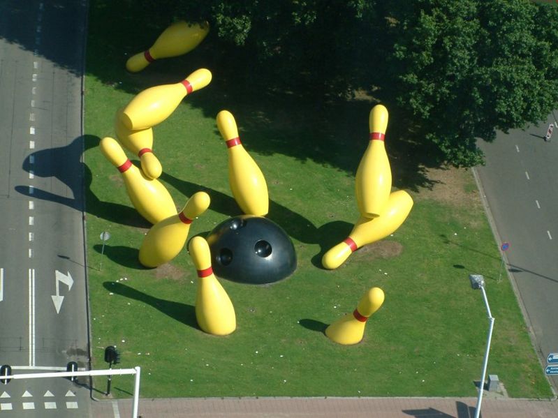 Bolos y bola de boliche gigantes en un parque de la ciudad