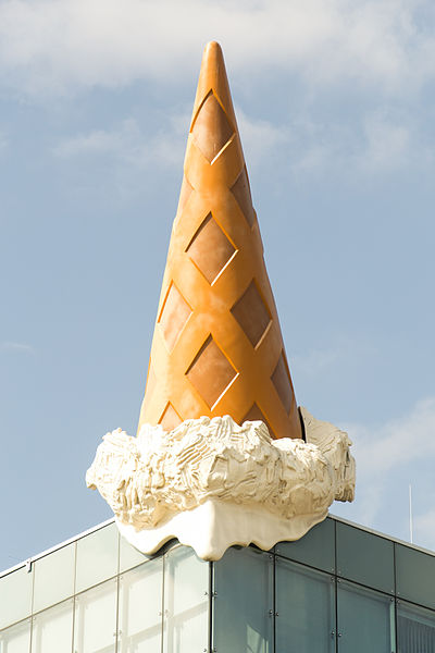 Helado gigante en la cornisa de un edificio