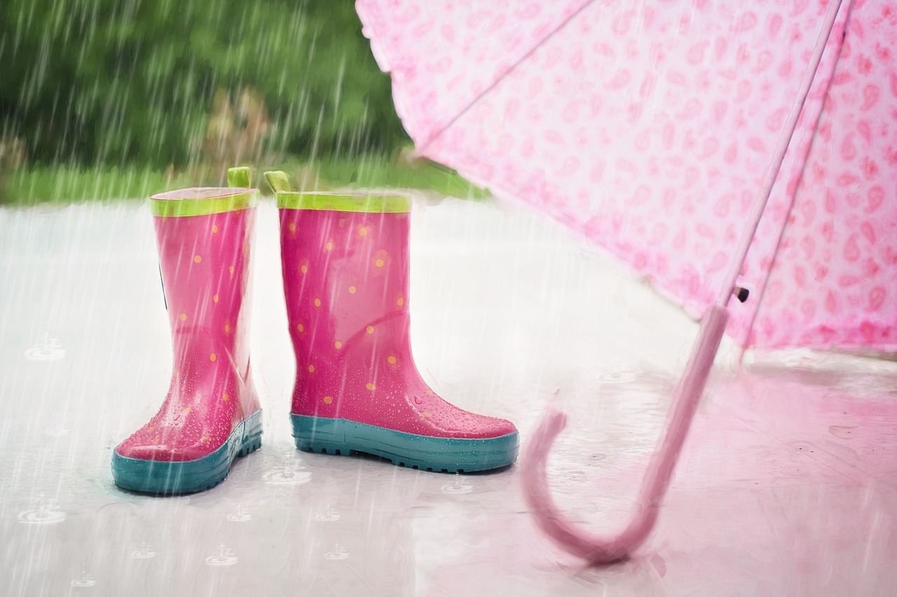 IMAGEN DE NIÑO CON BOTAS DE LLUVIA Y PARAGUAS