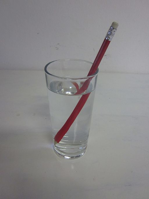 Lápiz dentro de vaso con agua.