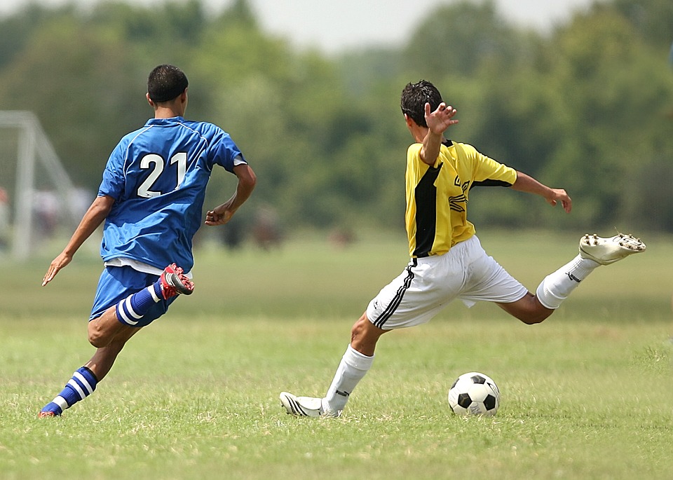 Dos hombres en movimiento jugando al futbol 