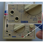 Ampliación de la parte  correspondiente a las ecalas del amperímetro en un multímetro analógico.