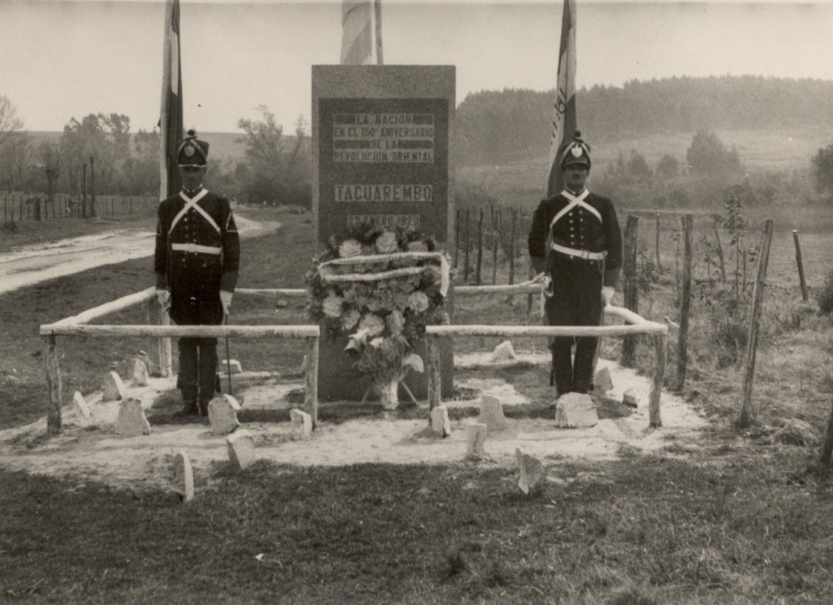 Homenaje a los caídos por la Patria en la batalla de Tacuarembó. Monolito custodiado por blandengues.