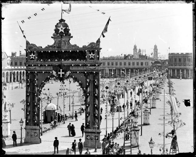 Festejos del Cuarto Centenario del Descubrimiento de América. Plaza Independencia.