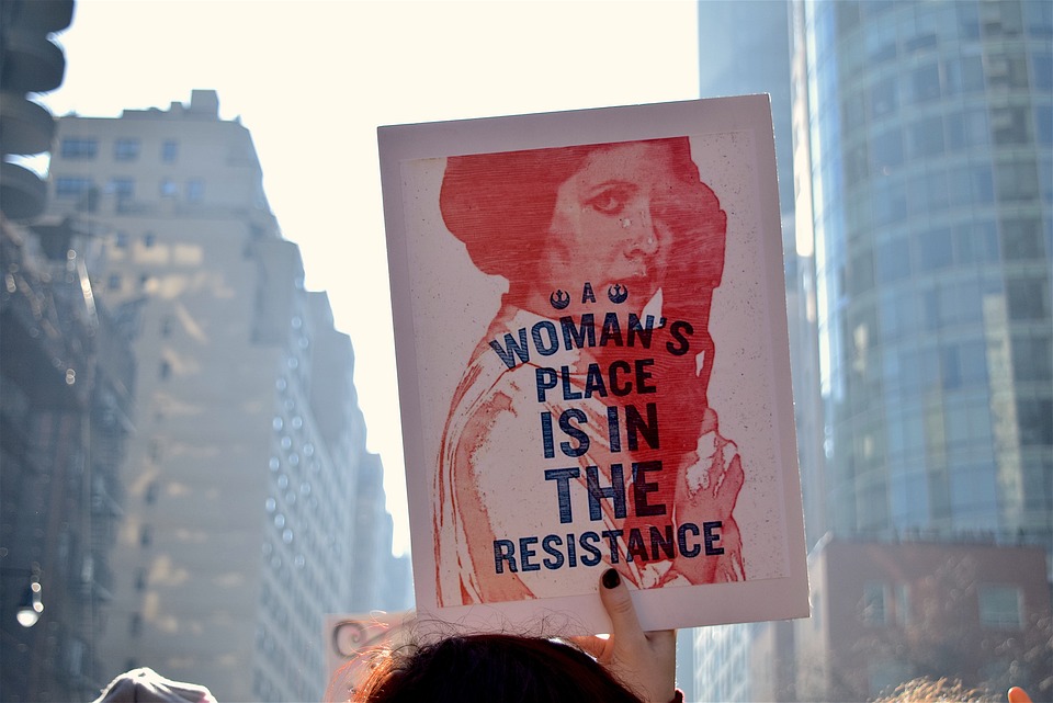 Marcha con cartel de reividndicación "El lugar de las mujeres es en la resistencia"