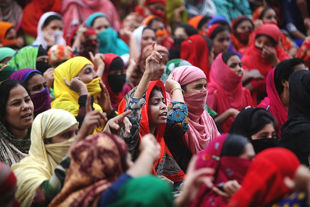 mujeres multitud