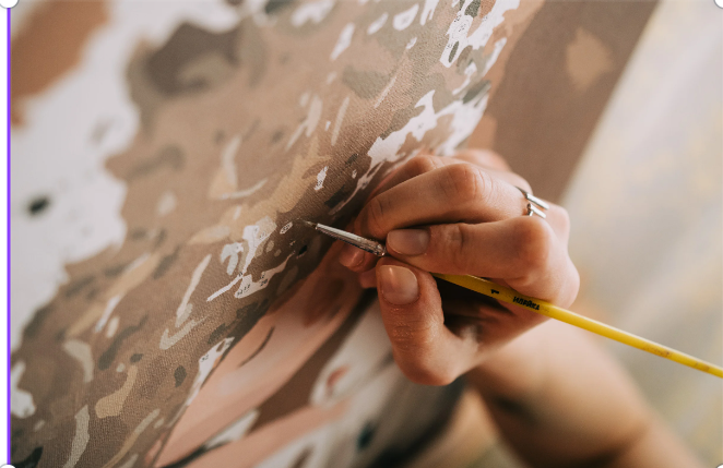 FOTO DE PERSONA PINTANDO