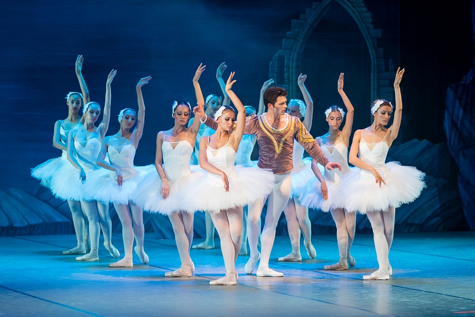 Movimiento de danza en obra "El lago de los cisnes" 