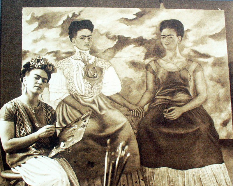 Frida pintando "Las dos Fridas"