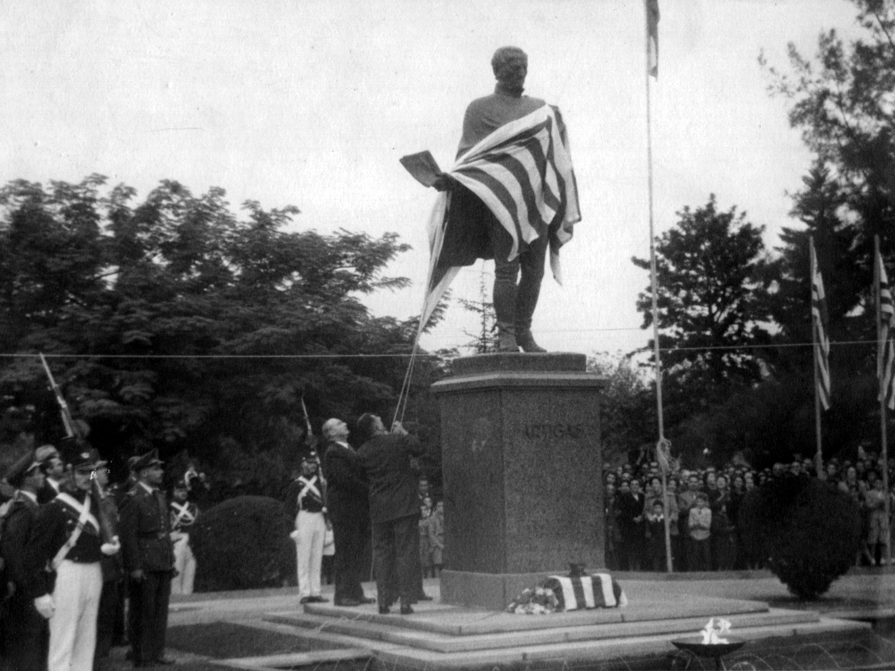 Se presenta en la imagen la escultura de Artigas y la población que participó en el acto inaugural