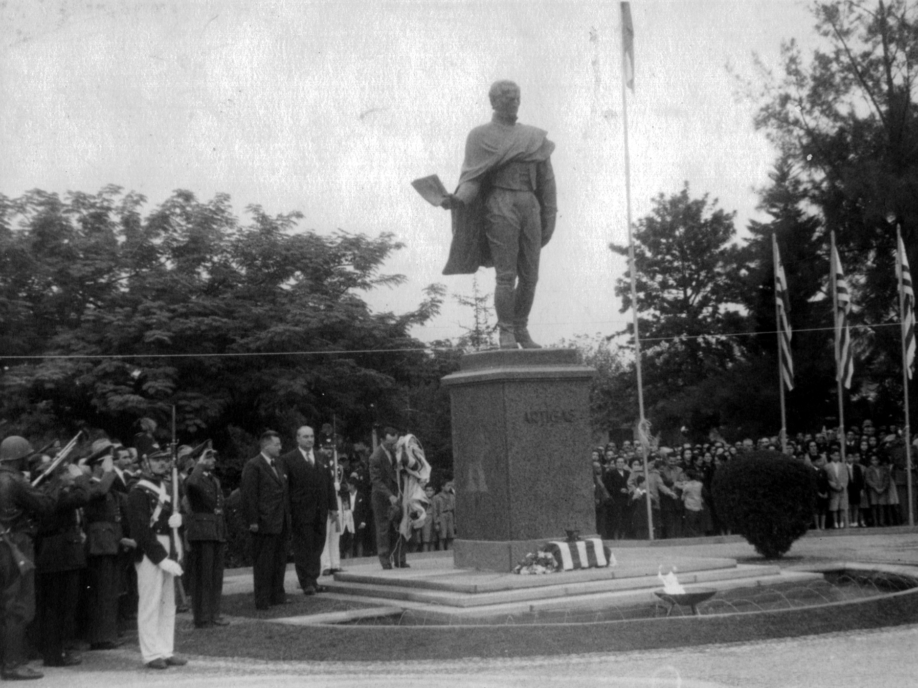 Se destaca en la imagen la escultura de Artigas y la población que acompañó el acto inaugural