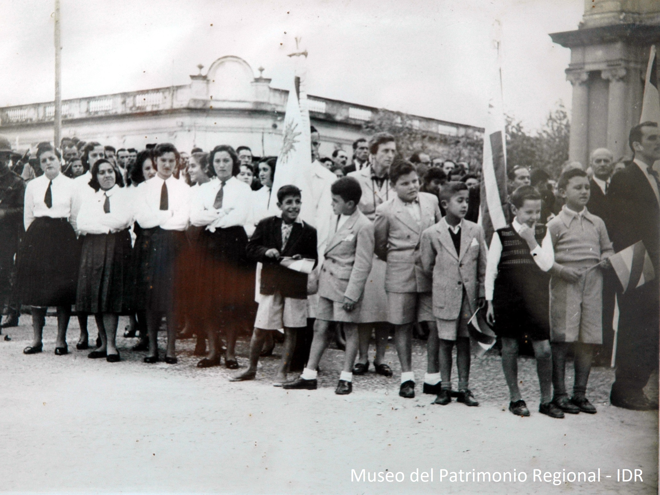 Adultos, adolescentes y niños en la inauguración de un lugar que cuenta historia