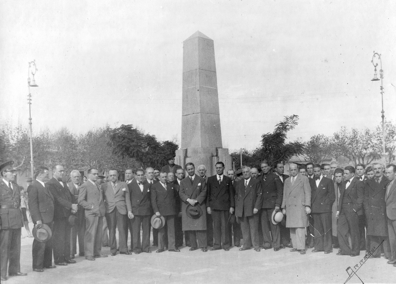 Se encuentra el Obelisco y el público presente en la entrega e inauguración del mismo.