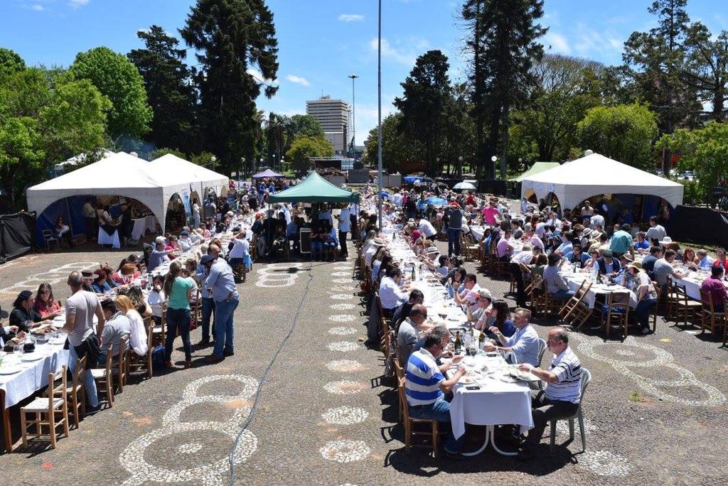 En la Plaza Internacional, el festival del cordero se celebró con la presencia de asadores y comensales provenientes de diversos lugares, que comparten el momento.