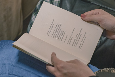 persona leyendo un libro de poesías