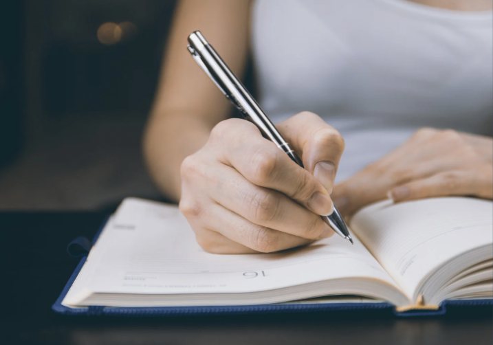 foto de manos de mujer escribiendo