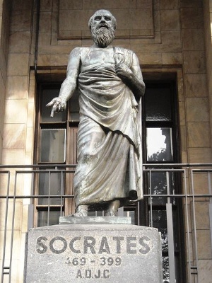 Dato curioso: En la Biblioteca Nacional de Montevideo junto a la estatua de Miguel de Cervantes hay otra estatua que representa a este filósofo. 