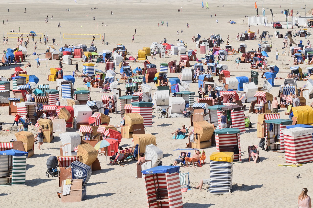 Grupo numeroso de personas en la playa