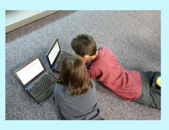 NIÑOS LEYENDO DE LA COMPUTADORA