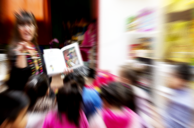 maestra leyendo un cuento a niños