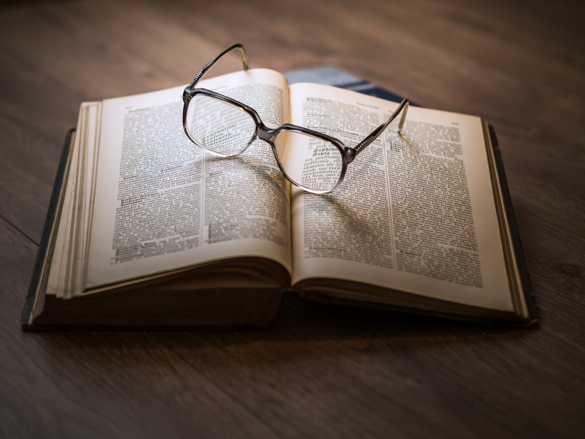 Libro y lentes - Imagen de Pixabay, Mayo 2021