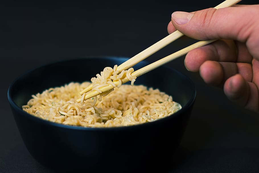 plato de fideos con palillos chinos 