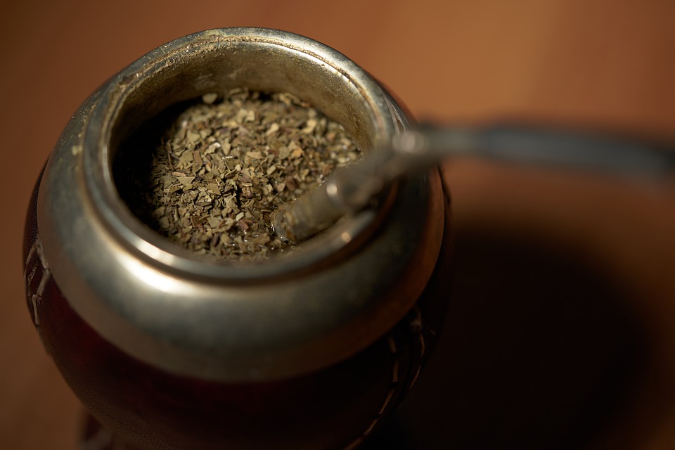 mate con yerba y bombilla