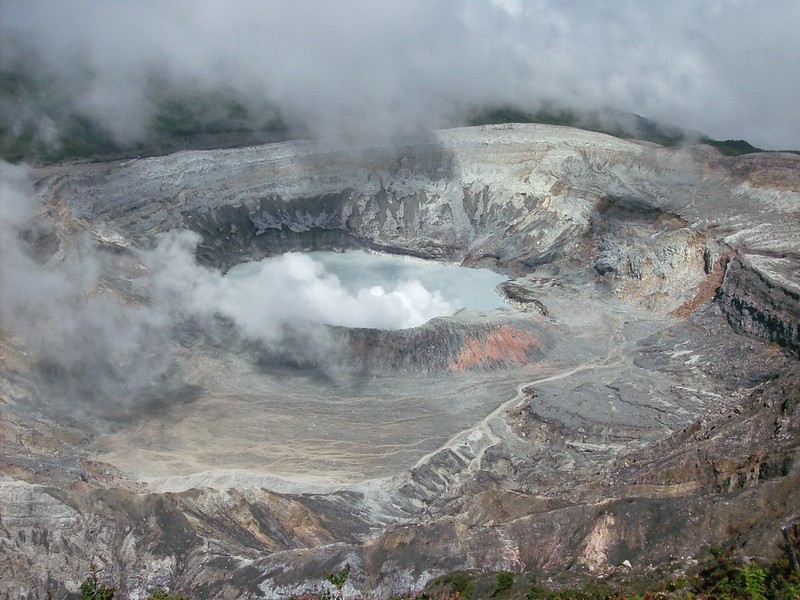 Volcán Poás - 4 días antes del Terremoto de 6.2 del 08-01-2009 - Costa Rica El cráter del Volcán Poás 4 días antes del terremoto de 6.2 en sus faldas. 