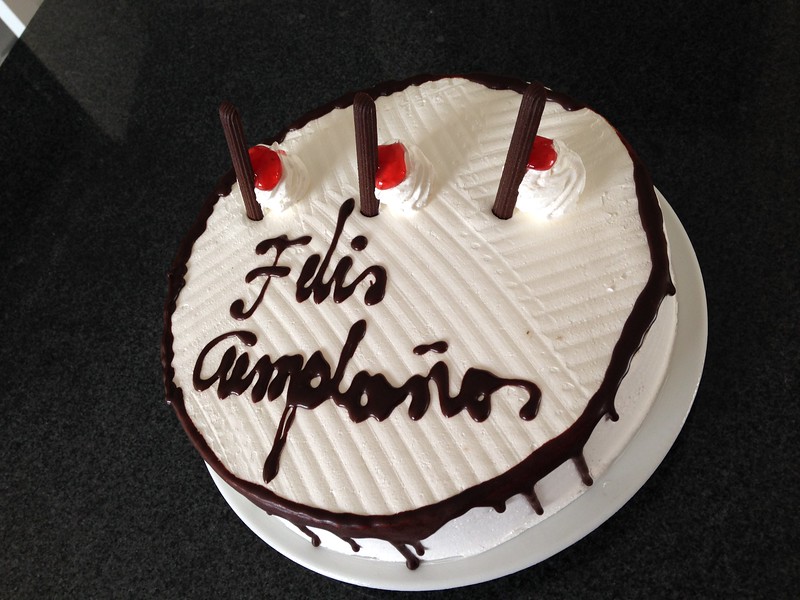 Torta con un texto que dice Feliz cumpleaños.