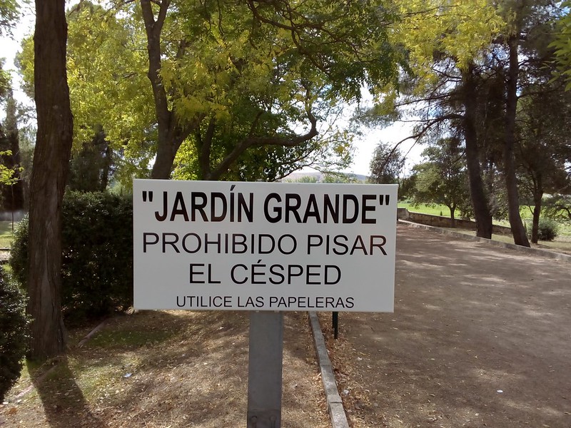 Prohibido pisar el césped. 