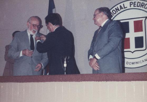 Recibiendo la mención: Profesor de Honor en la Universidad de Santo Domingo.