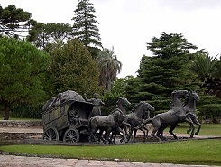 Fotografía del monumento llamado "La Diligencia"