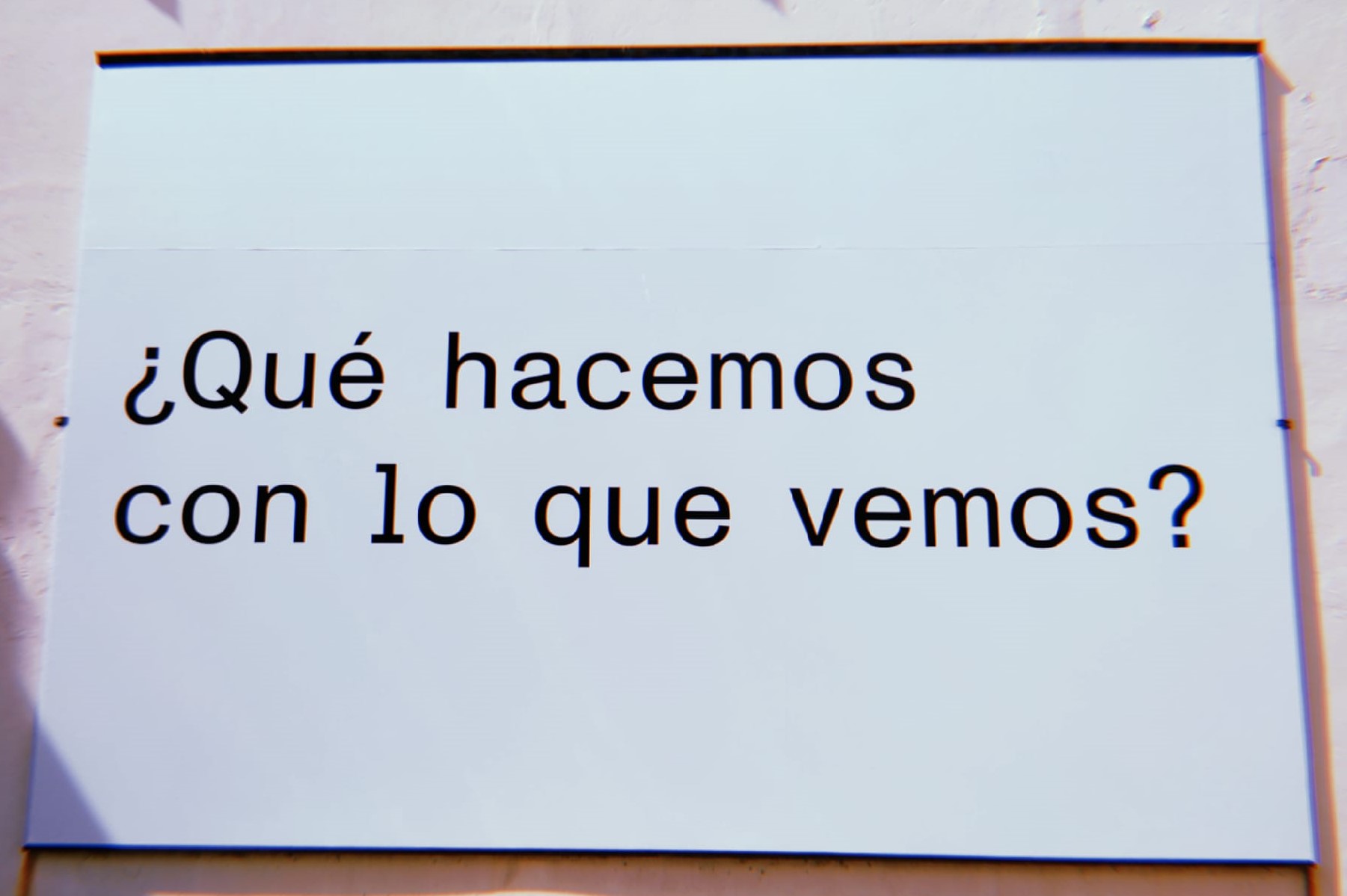 Cartel "¿Qué hacemos con lo que vemos?" del Espacio de Arte Contemporáneo