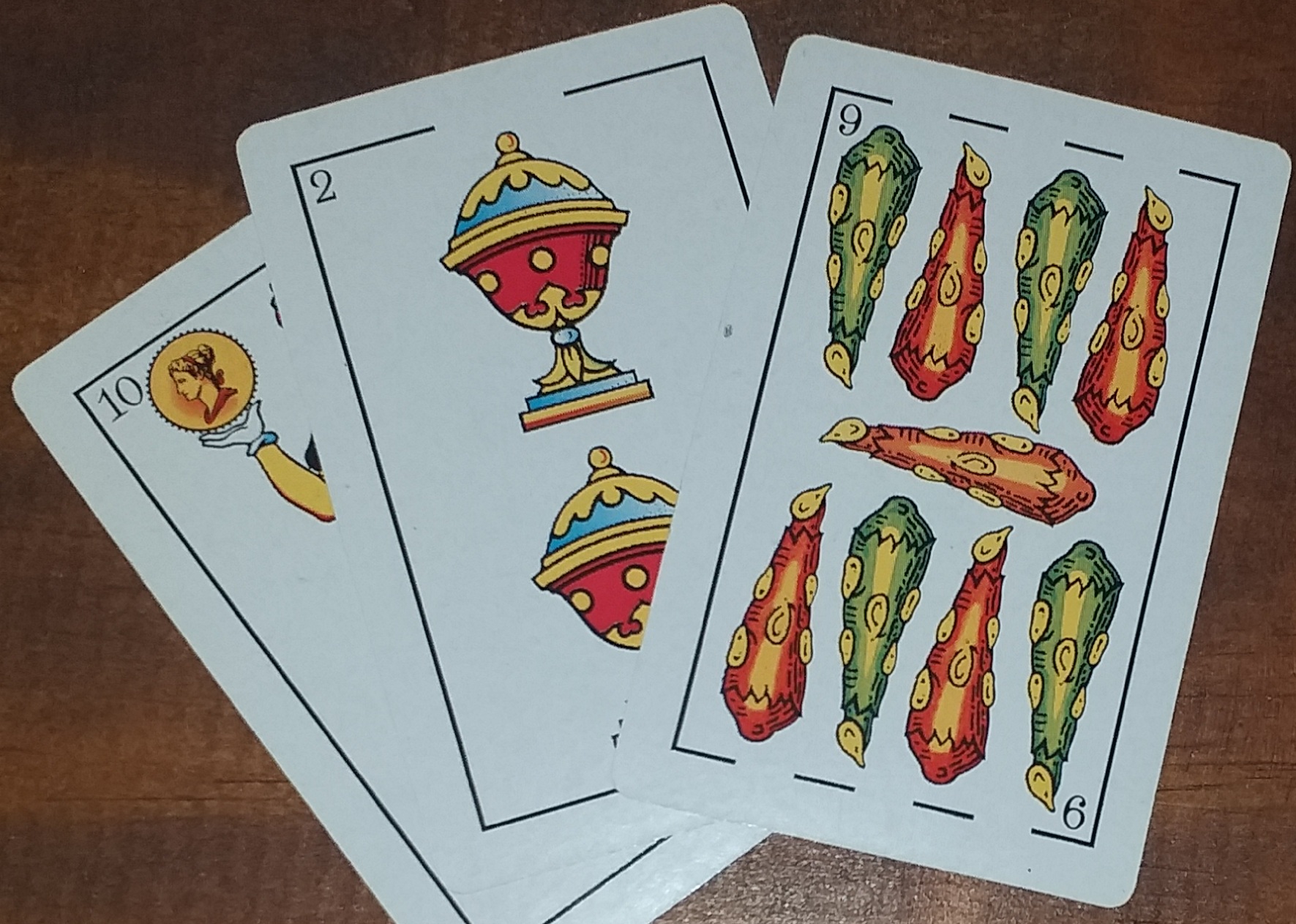 Muestra de tres cartas españolas que se utilizan para realizar distintos juegos.