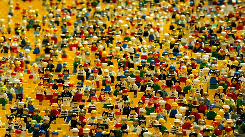 Multitud de muñecos lego